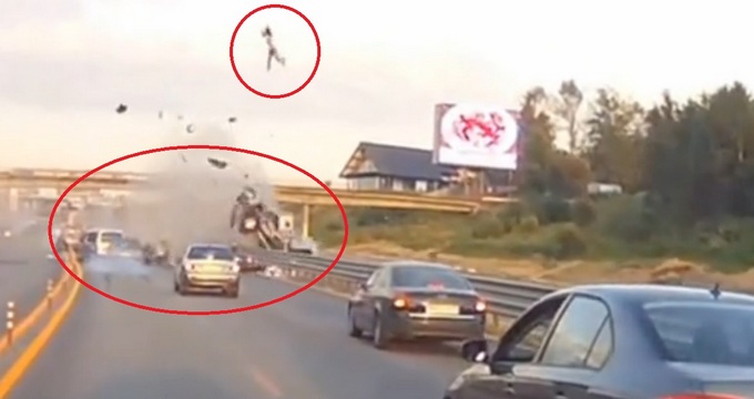 In urma impactului femeia din jeep este aruncata la cativa zeci de metri