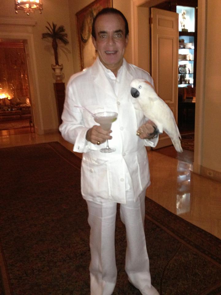 Chiquinho nu are copii, dar isi iubeste foarte mult papagalul, o femela cacadu despre care spune ca e mostenitoarea lui