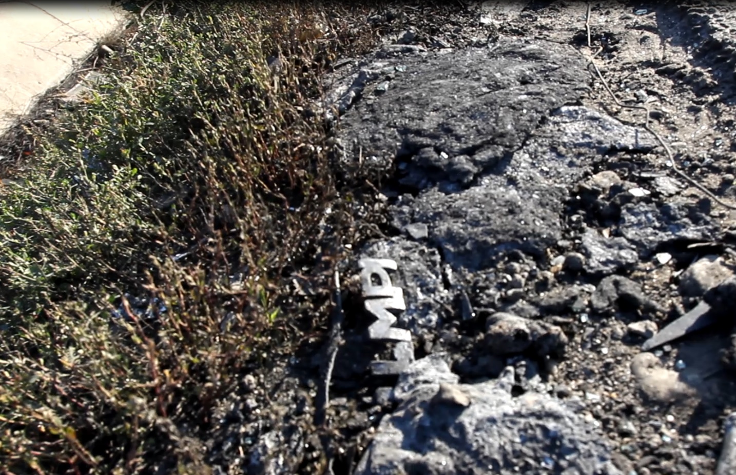 Din masina care a ars ca o torta a ramas doar sigla de la portbagaj