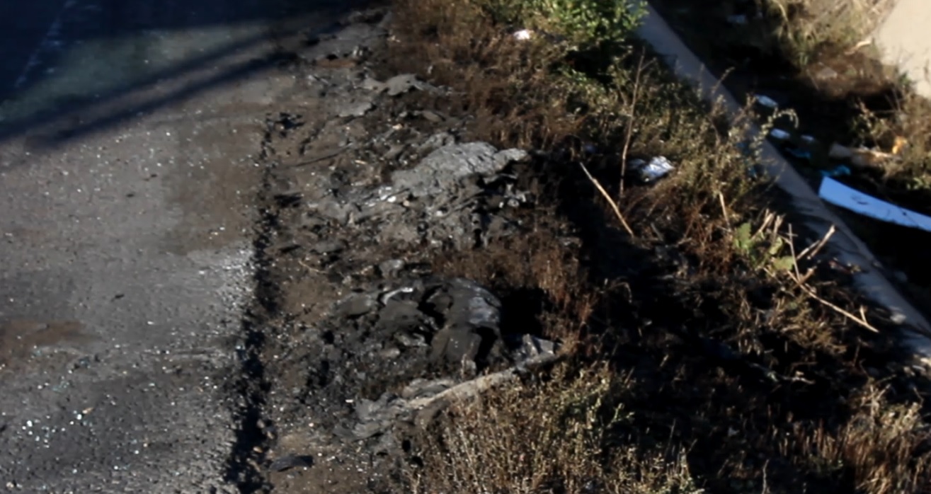 O pereche de blugi arsi stau si acum pe marginea soselei de Centura