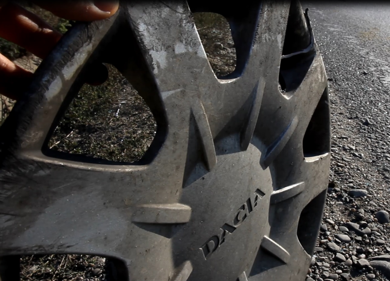 Un capac de Dacie lasat pe marginea drumului, la doar cativa metri departare de locul teribilului accident