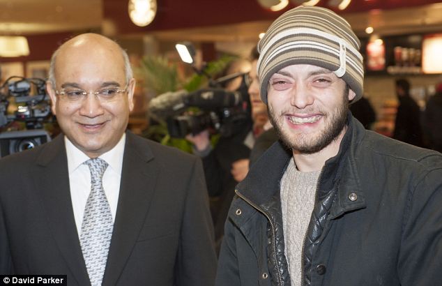 Victor Spirescu, intampinat pe aeroportul din Londra de ministrul britanic al muncii