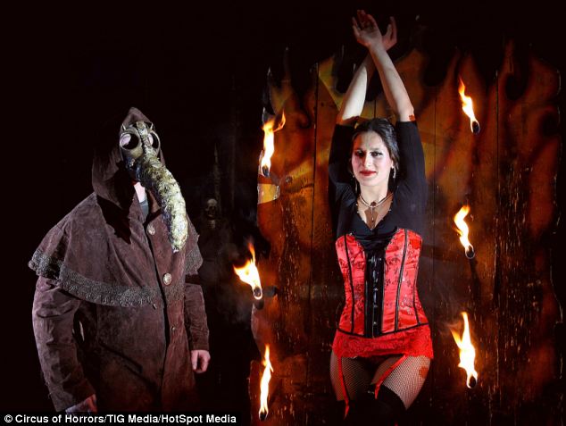 Dumitrita este asistenta la numarul de aruncat cutite in flacari