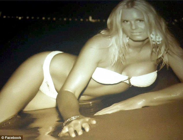 Kerry le trimitea fotbalistilor poze in lenjerie intima