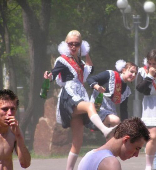 Asa se distreaza rusoaicele la absolvirea licului