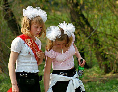 fetele petrec cu tigara in gura