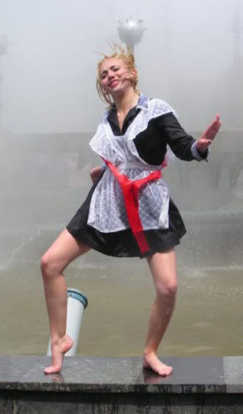 Fetele fac baie in fantanile din oras