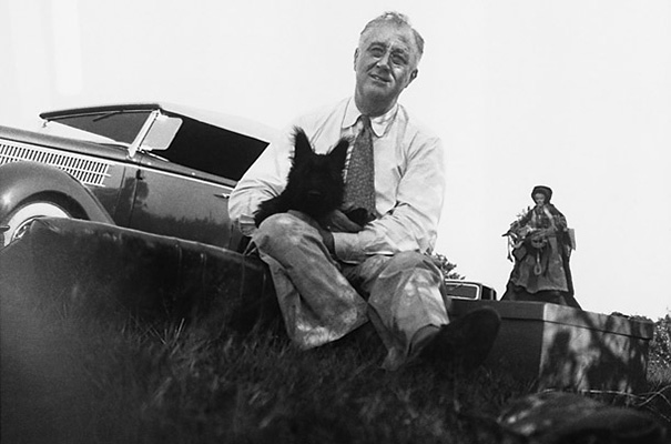 Fostul presedinte american Franklin Roosevelt si terrierul sau Fala