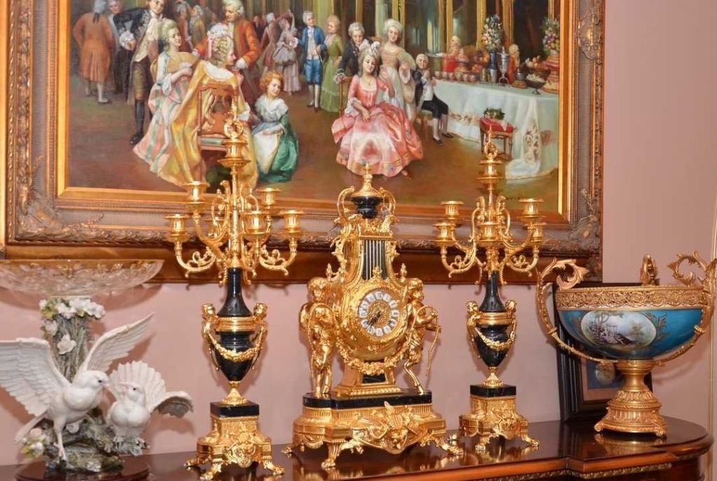 Scena nu ar fi completa fara cateva sfesnice de aur