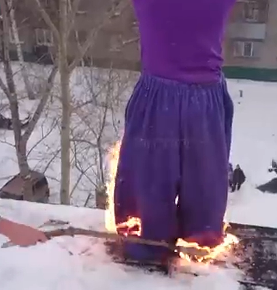 Tanarul filmeaza intreaga isprava cu o camera fixata pe cap