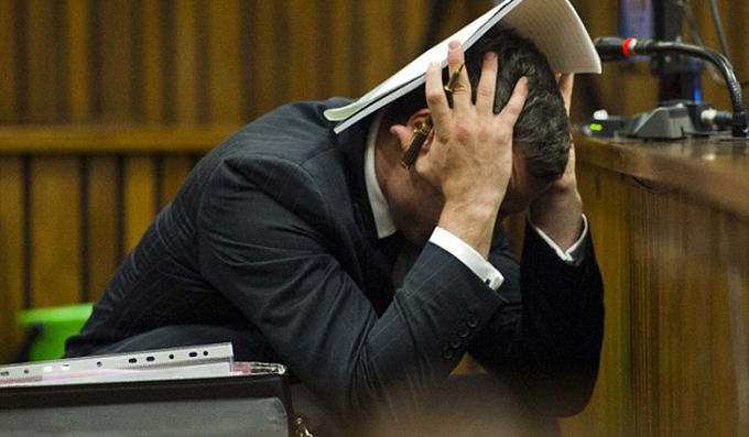 Oscar Pistorius nu a putut privi imaginile prezentate de procurori