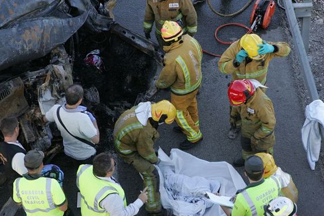 Salvatorii s-au chinuit cateva ore ca sa recupereze cadavrele romanilor
