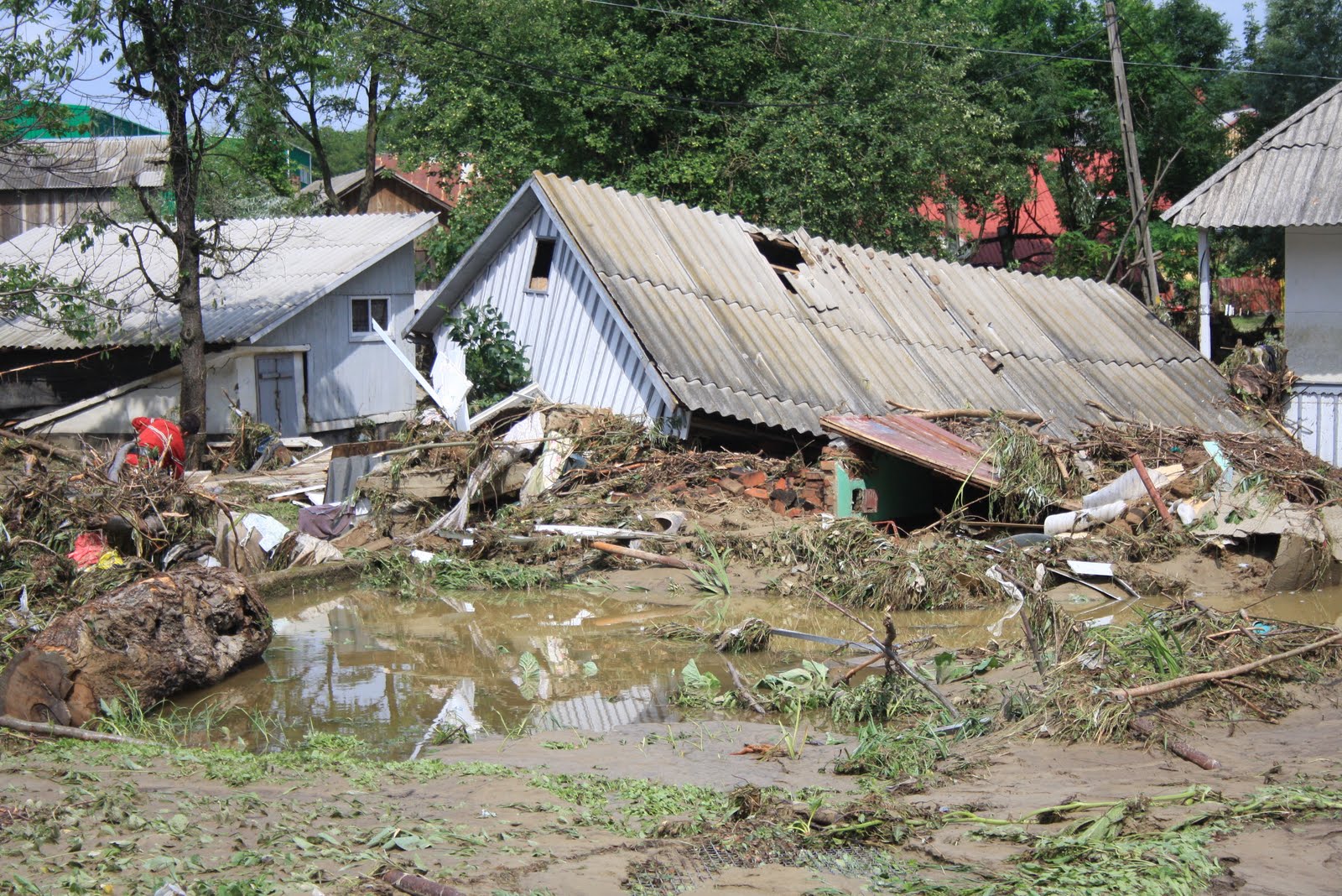 In urma unor ploi abundente, alunecarile de teren distrug in intregime casele oamenilor