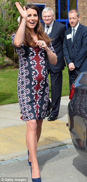 Asa arata ducesa Kate, insarcinata in sase luni, cu printul George foto:dailymail.co.uk