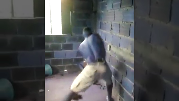 Cu toate ca femeia este cazuta la pamant, barbatul continua sa o loveasca cu bestialitate