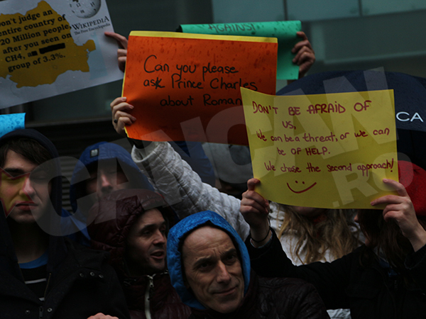 Romanii care au venit in fata sediului Channel 4 au afisat mai multe mesaje