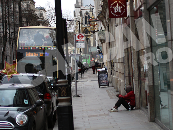 Ironia sortii: un cersetor englez a fost surprins chiar in apropierea redactiei Channel 4