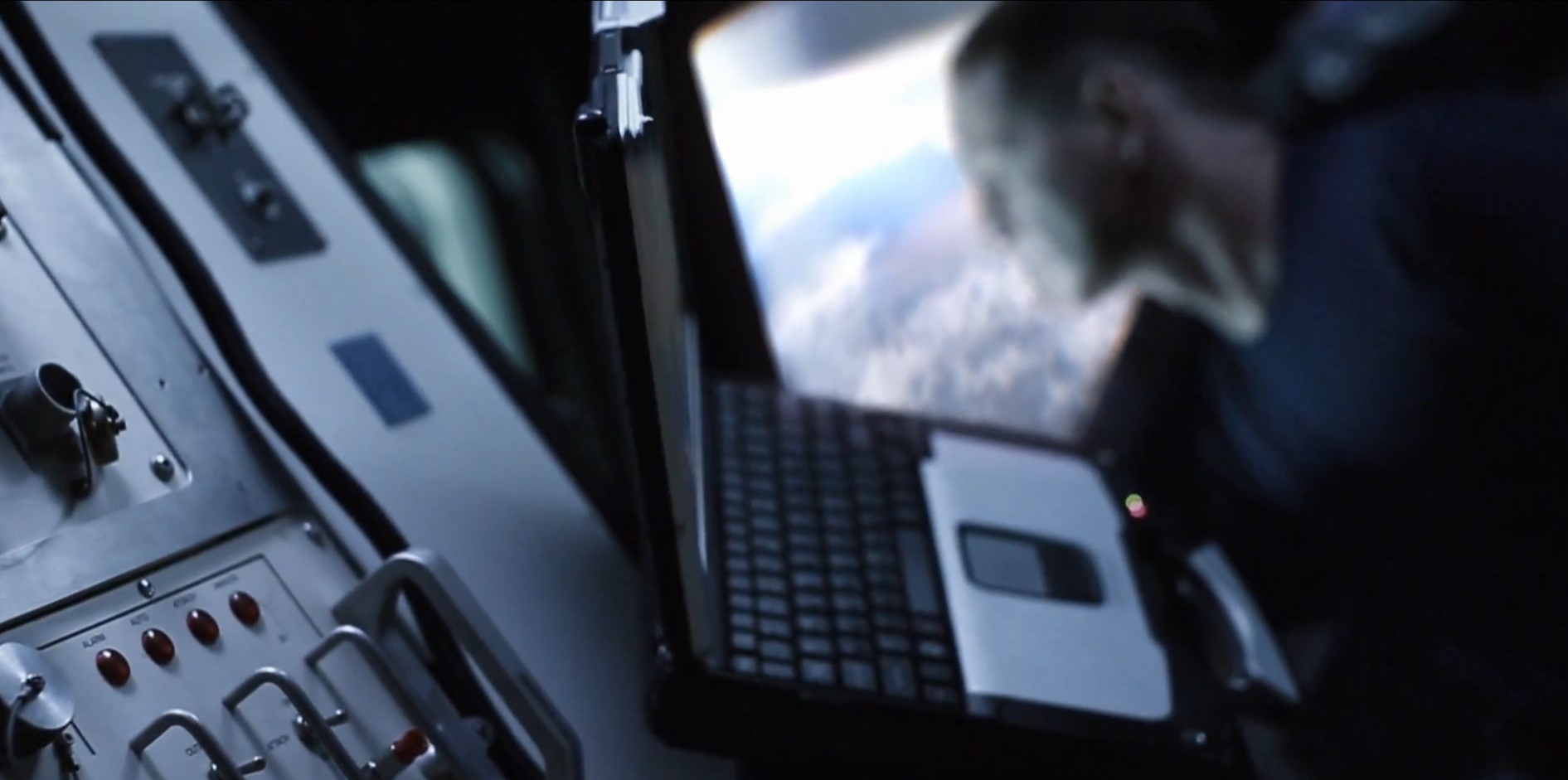 Tatal adolescentei sta mai mult in spatiu decat acasa