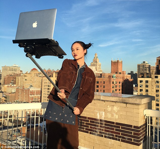 Tinerii americani şi-au scos din casă laptopurile pentru o serie de fotografii