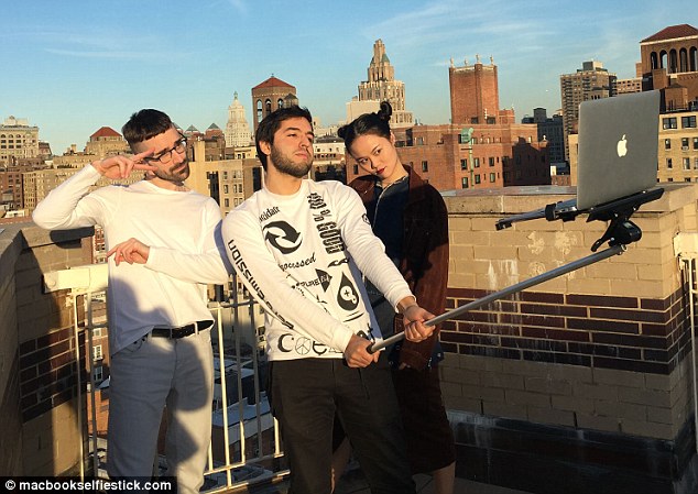 Tinerii folosesc webcam-ul de la laptop pentru a-şi face selfie-uri