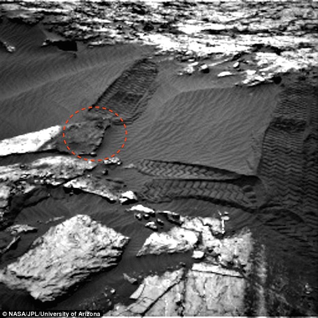 Robotul Curiosity a descoperit şi-o sculptură a unui