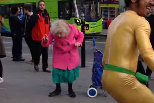 Bătrânica în roz a fost văzută de peste 300.000 de oameni pe internet.