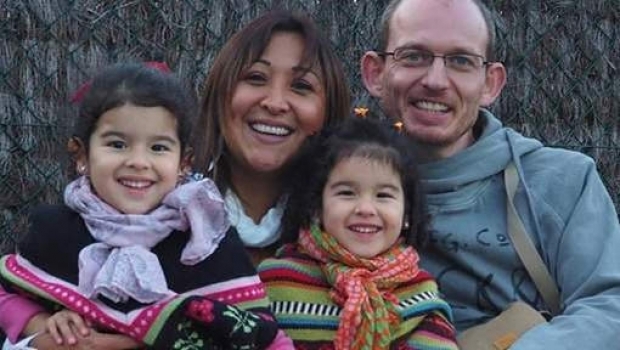 Adelma alături de soţul ei şi cele două fiice


