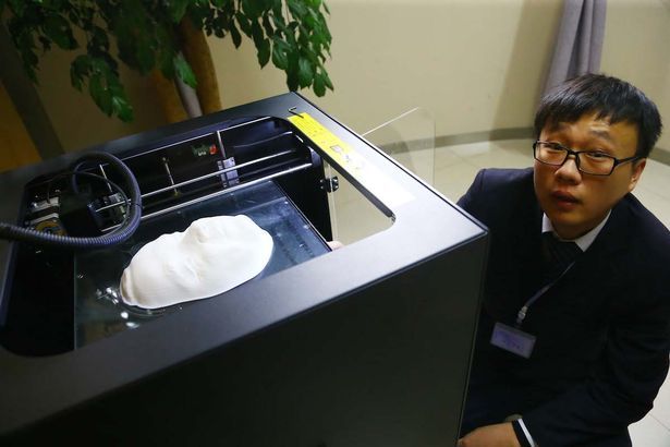 Proprietarul afacerii are destul de mulţi clienţi, deoarece familiile vor să îşi îngroape morţii după ce îi cosmetizează.