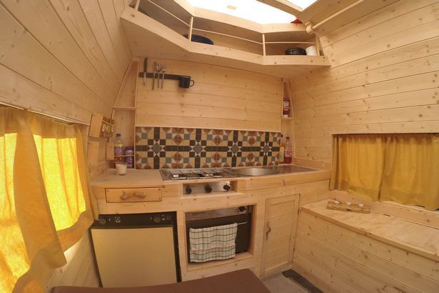 Jamie şi-a amenajat o bucătărie perfect funcţională în furgonetă şi îşi găteşte singur.