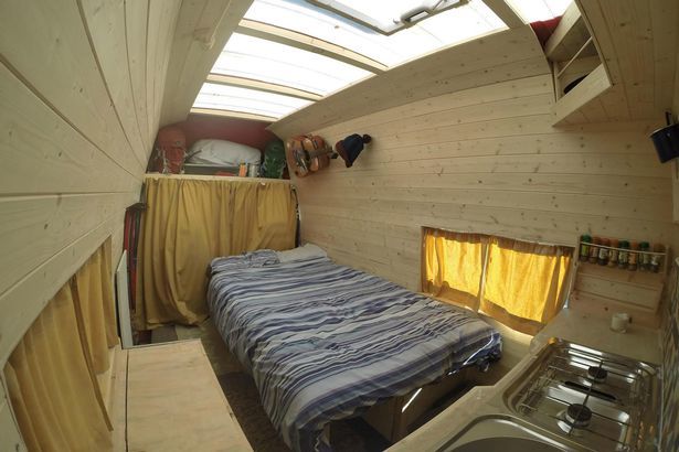 Recondiţionată, mobilată şi complet utilată, furgoneta este locuinţa perfectă pentru un bărbat singur care vrea să economisească nişte bani