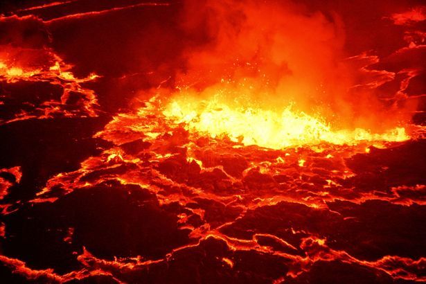 Chris a făcut fotografii în interiorul vulcanului, înainte de a-şi petrece noaptea acolo. 