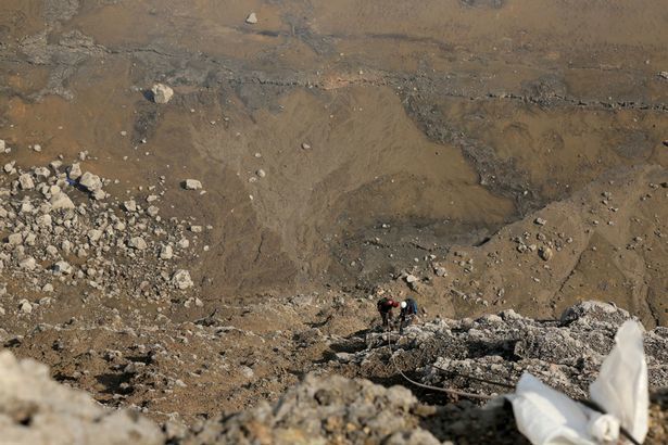 Tânărul în vârstă de 24 de ani a povestit chiar şi că s-a folosit de rocile încinse pentru a-şi prepara o porţie delicioasă de curry.