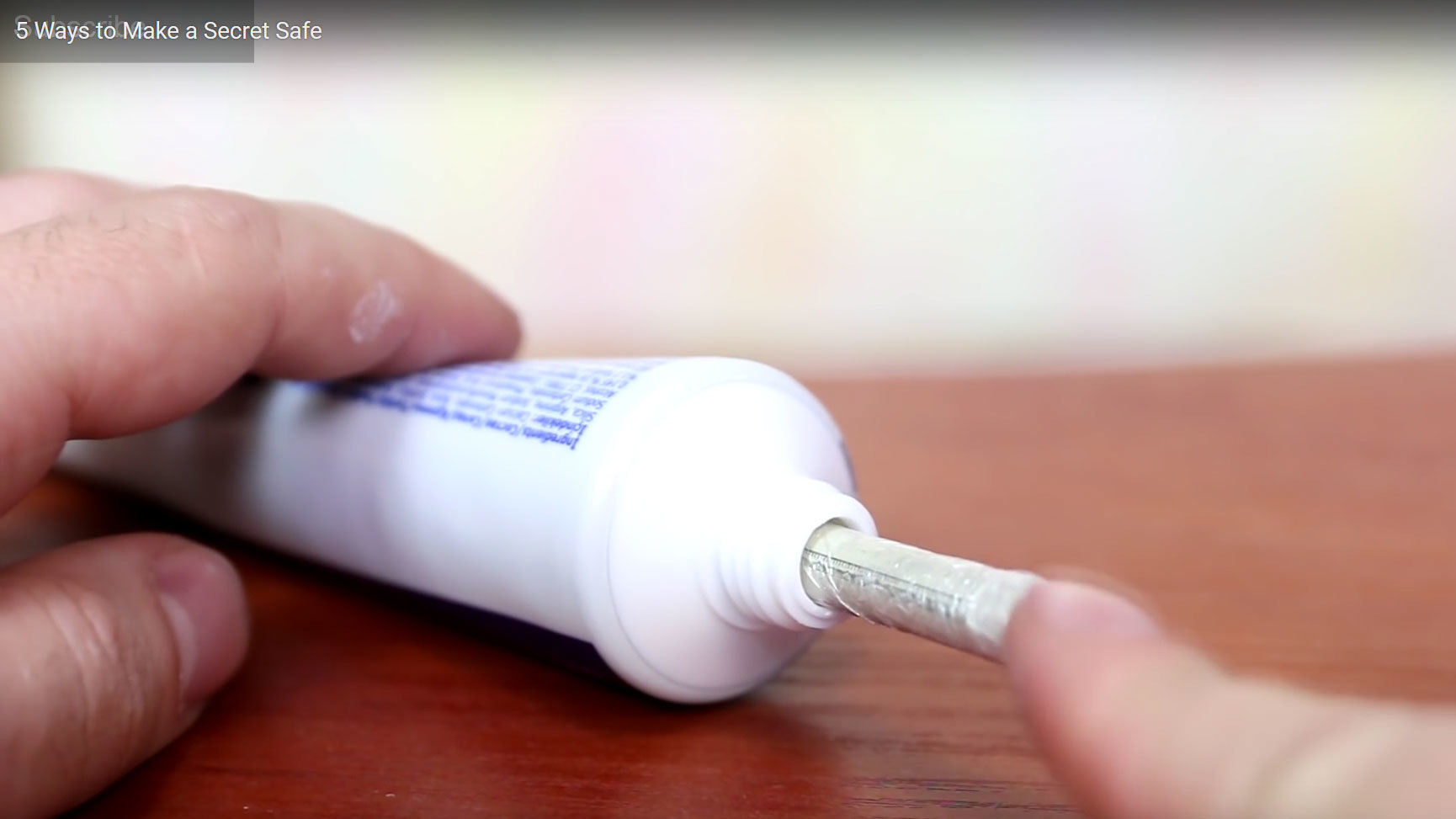 Tubul de pasta de dinţi poate ascunde...o bancnotă!