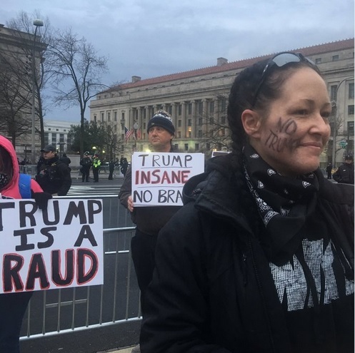 Numeroşi protestatari au apărut în urmă cu puţin timp în zona în care va avea loc depunerea jurământului.