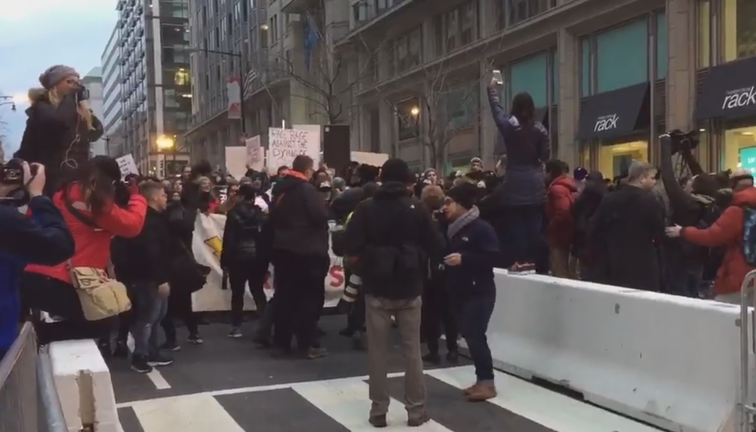 Au avut deja loc primele proteste la locul depunerii jurământului de către Donald Trump.