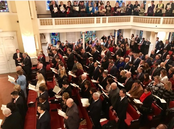 Donald şi Melania Trump, în timpul slujbei religioase.