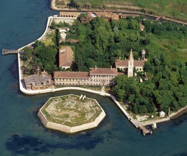 Se consideră că aici au murit mai bine de 100.000 de oameni