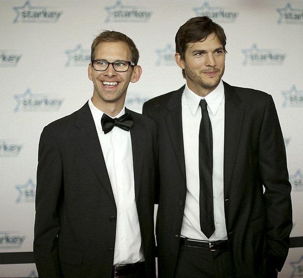 Deşi nu seamănă absolut deloc, acesta este geamănul lui Ashton Kutcher