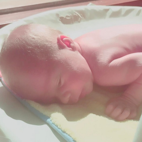 Anahi a făcut publică prima imagine cu chipul micuţului Manuel