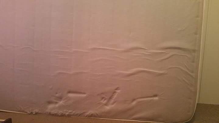 Salteaua din spumă cu memorie a dat-o de gol pe tânără.