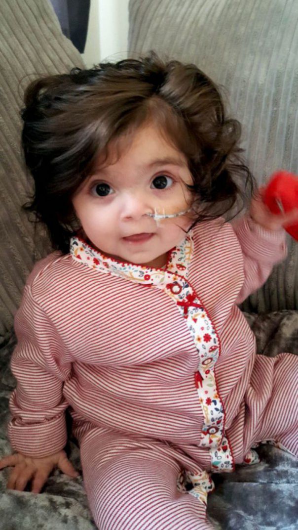 Fetiţa arată ca o păpuşă şi are un păr foarte des, la cele opt luni pe care le are.