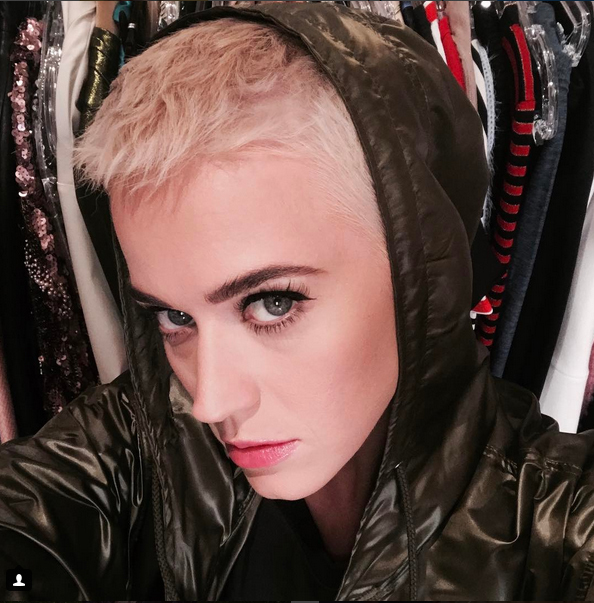 Katy Perry şi-a schimbat din nou look-ul.