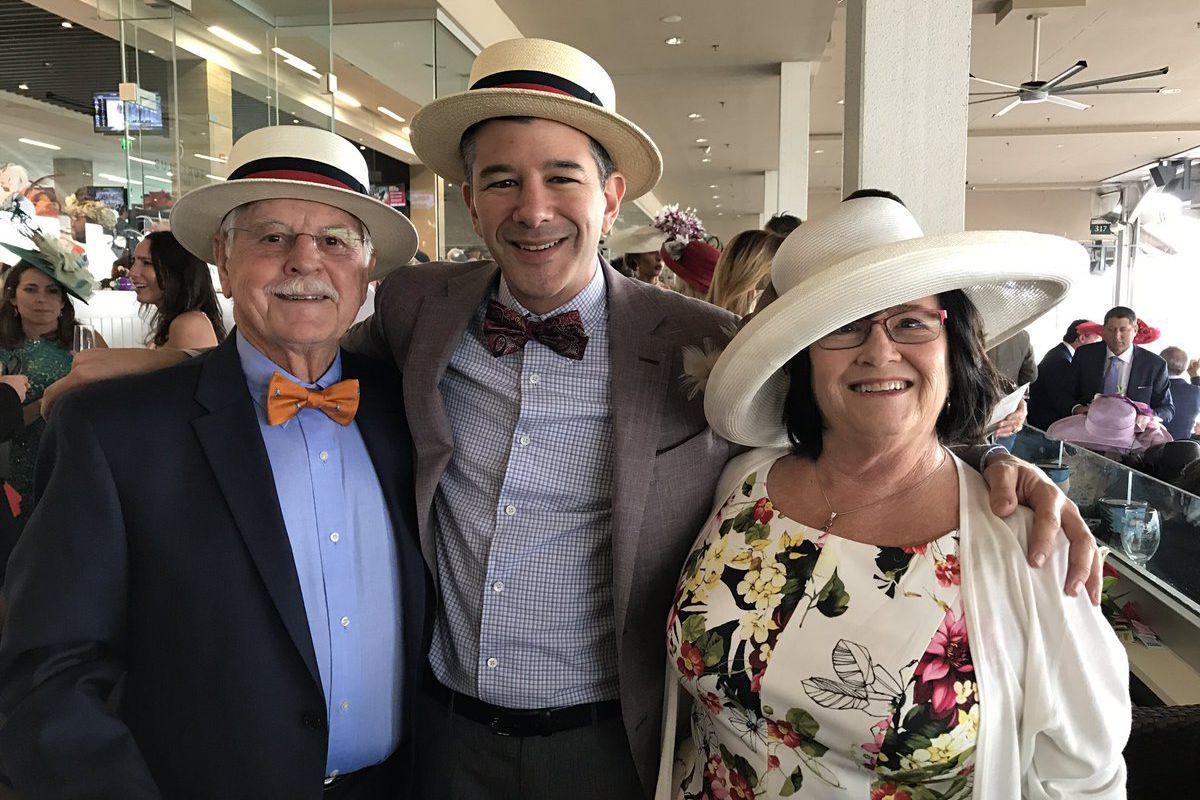 Travis Kalanick (în centru), împreună cu părinţii săi, Donald şi Bonnie