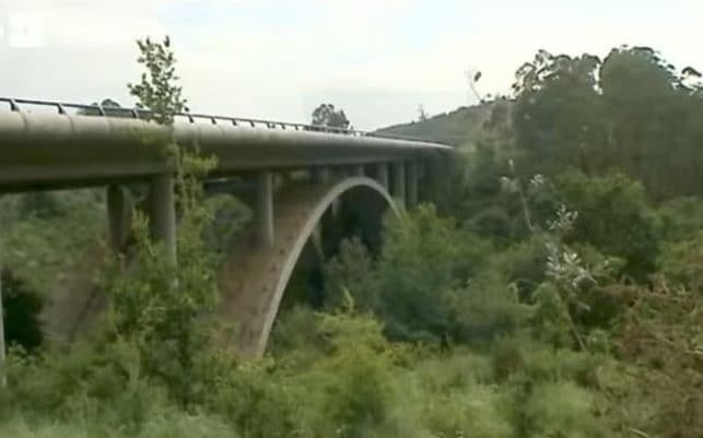 Podul de pe care s-a aruncat fără corzi adolescenta nu ar trebui să fie folosit pentru bungee jumping spun autorităţile