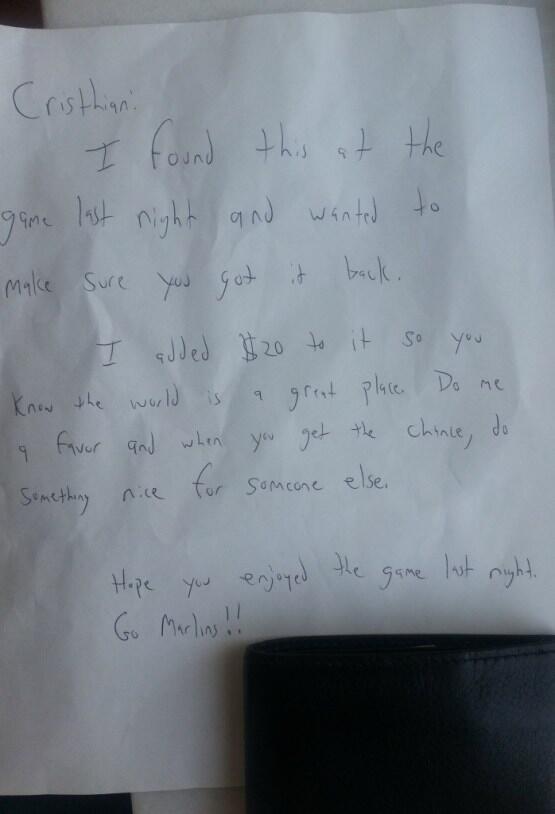 Christian a postat pe contul sau de Twitter o imagine cu portofelul recuperat si scrisoarea de la