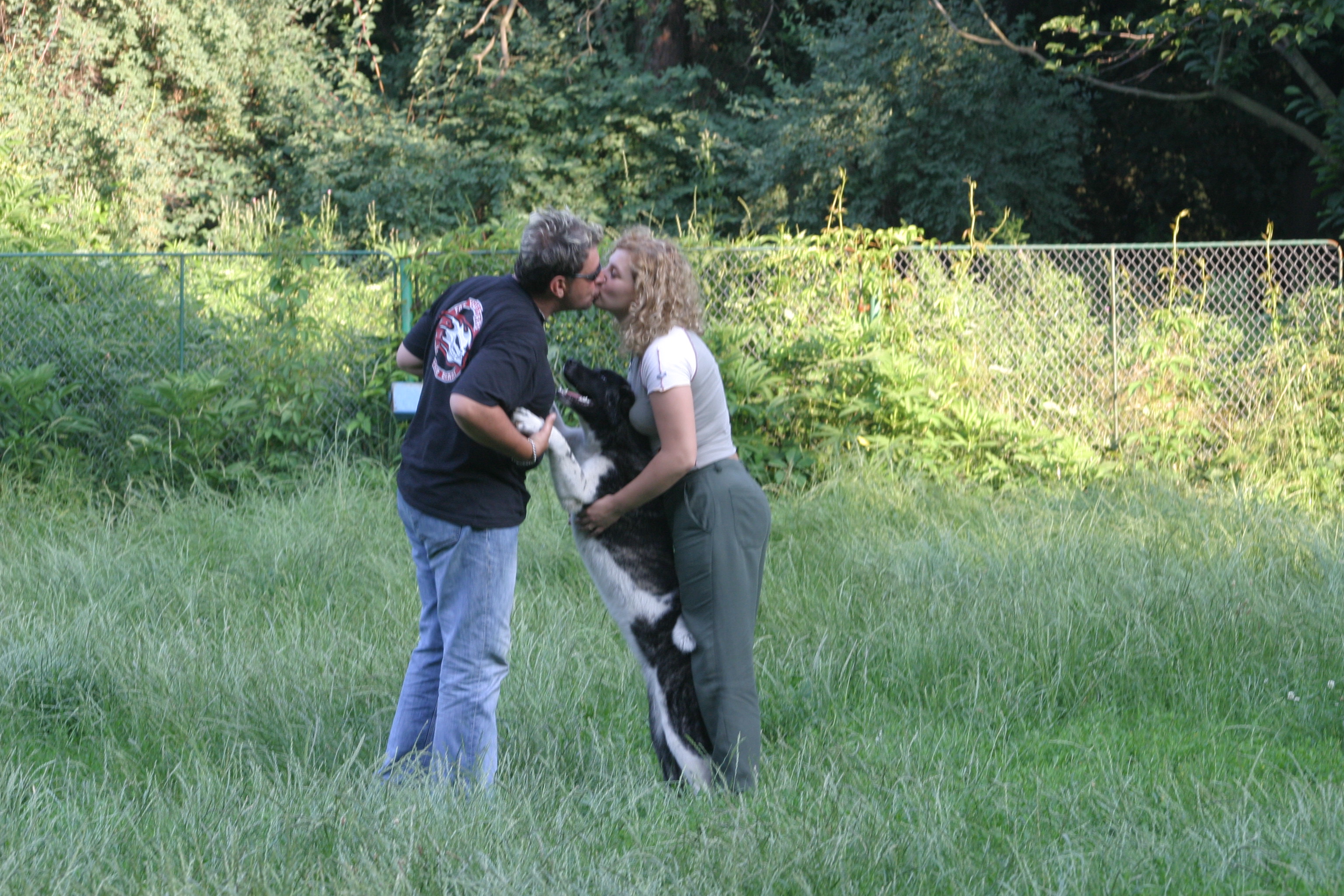 Fiica cea mare a lui Traian Basescu si vocalul de la Proconsul erau extrem de fericiti impreuna si nu se sfiau sa-si arate dragostea in public