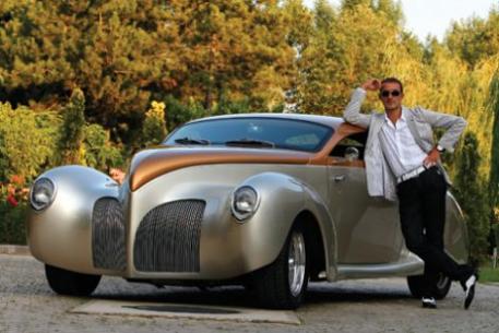 Masina primarului este bine cunoscuta in zona: un Lincon Zefir din 1939