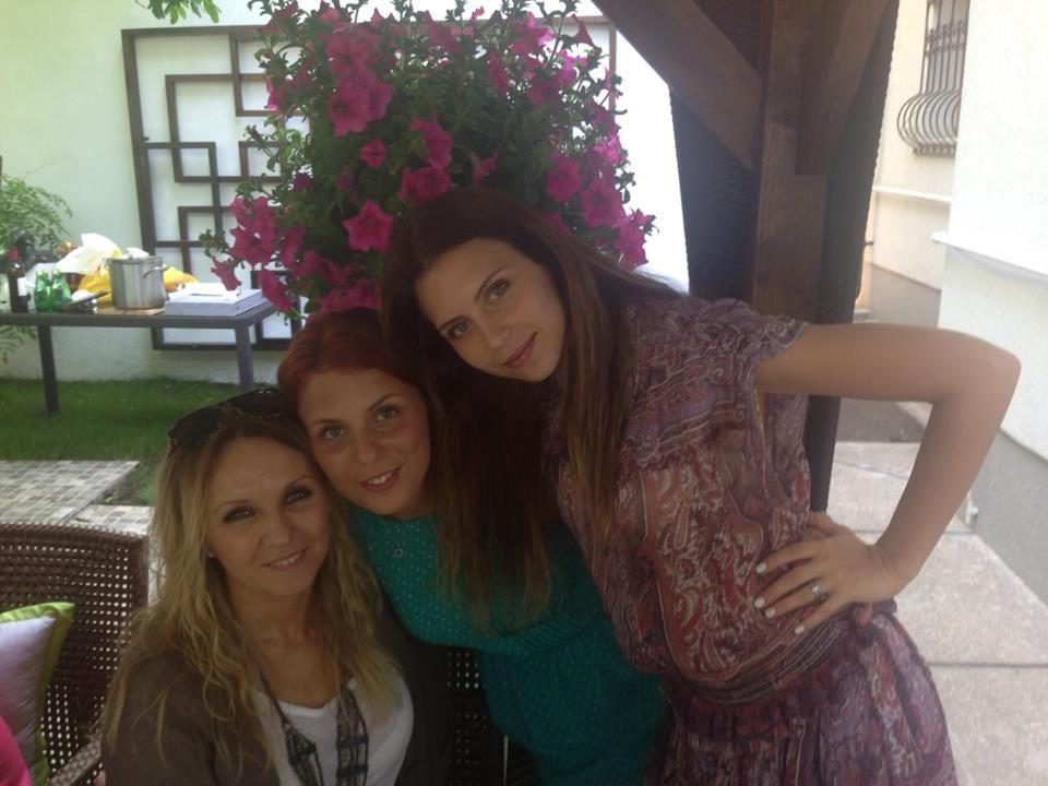 Camelia Sucu alaturi de fiicele ei, Cristina si Ioana