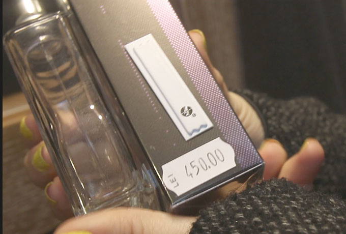 Tinuta se accesorizeaza obligatoriu cu un parfum cu feromoni