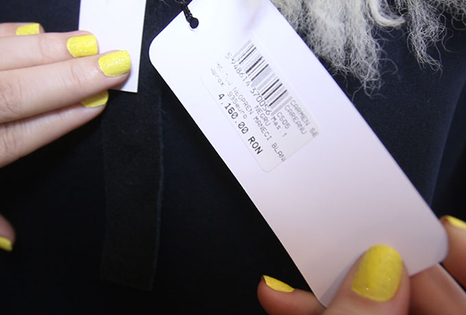 Haina de neopren, cu maneci de blana este creatie a unui designer roman